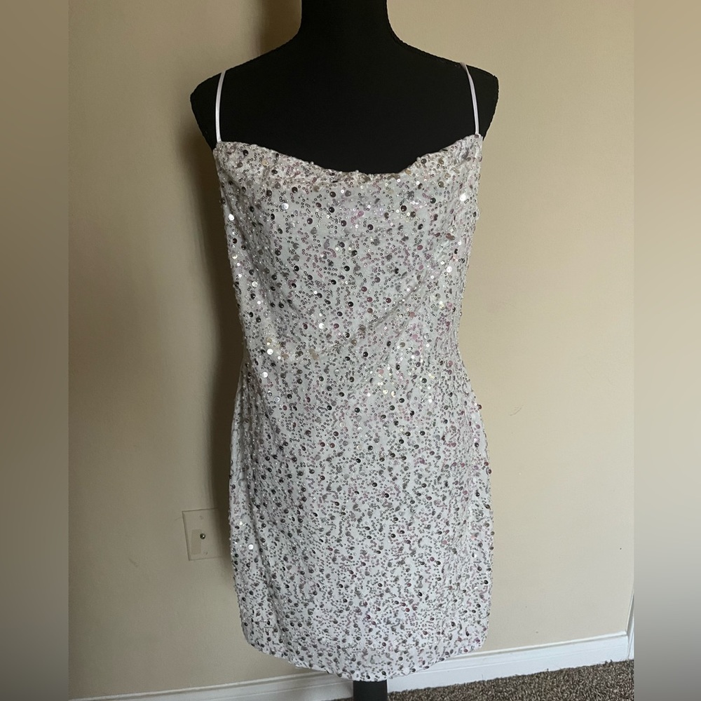 Little white dress with sequins and pearls